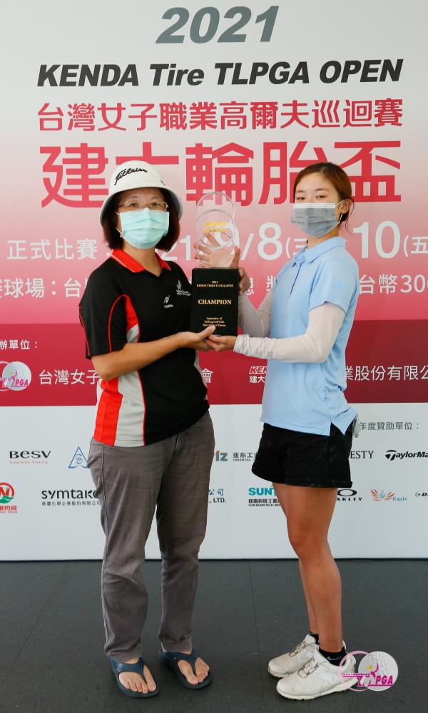 冠軍紐西蘭籍洪玉霖(右)與媽媽合影。