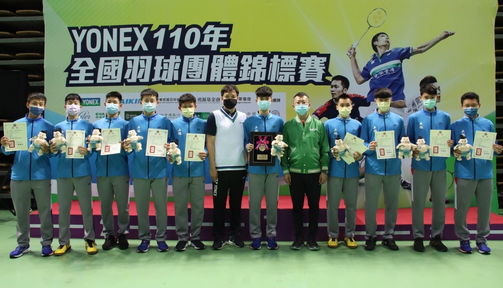 .中華羽協理事長張國祚(左)與理事江保良(右)親頒高中男子組冠軍獎牌。羽球協會／提供。