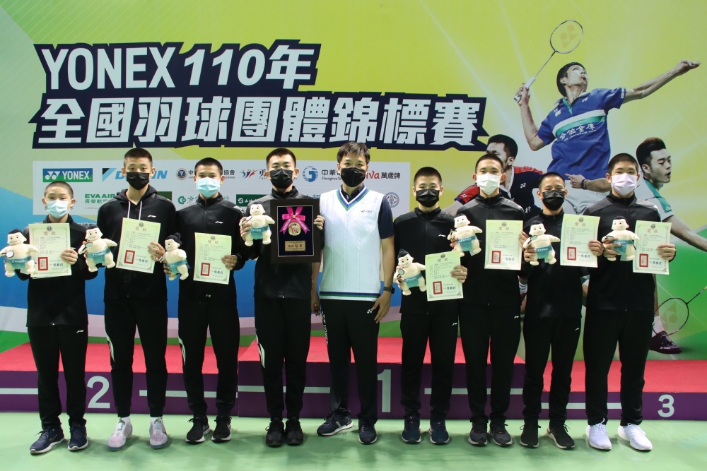 中華羽協理事長張國祚(左)與理事江保良(右)親頒國中男子組冠軍獎牌。羽球協會／提供。