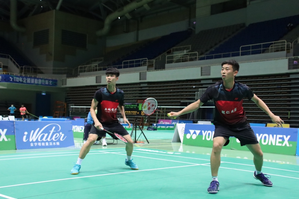 .土銀能仁陳勝發(左)陳政寬(右)奪下第三點勝利。羽球協會／提供。