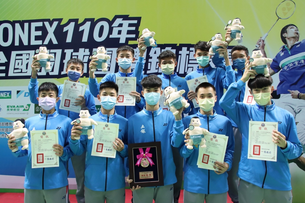高男組冠軍土銀能仁A開心獲得大金羽球寶寶。羽球協會／提供。