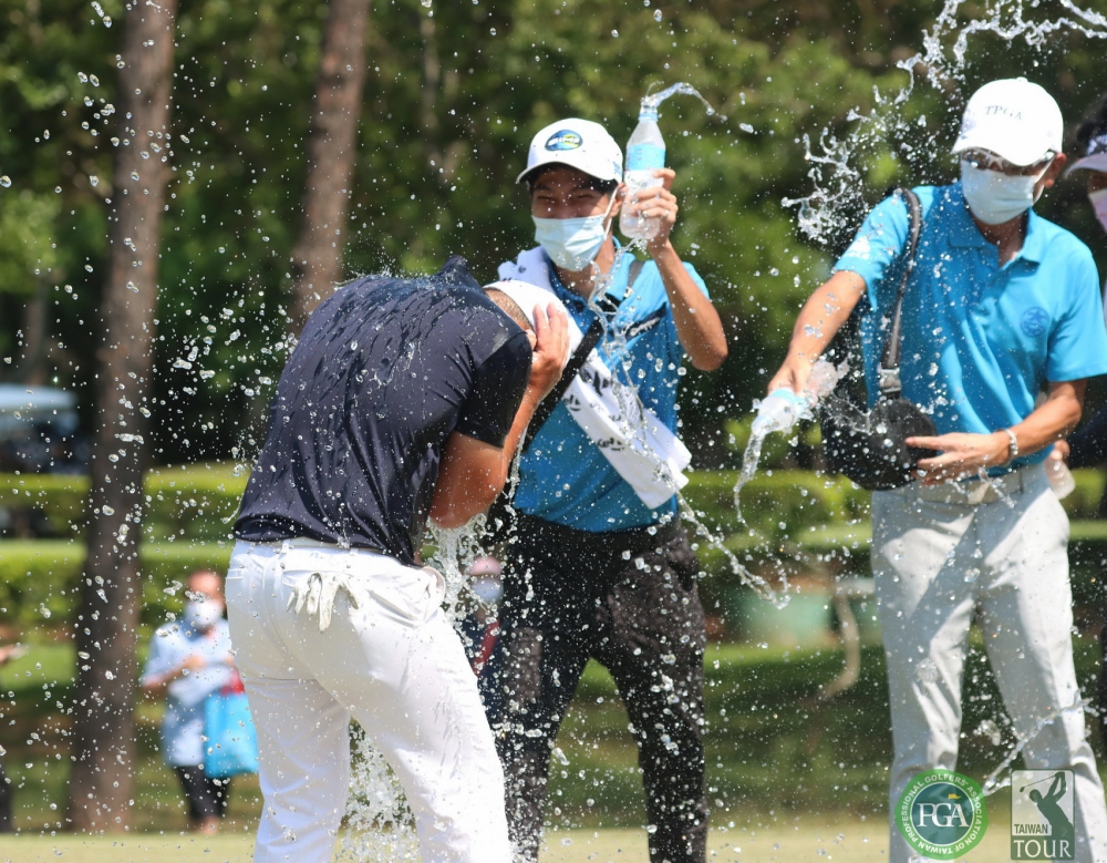 大安集團協理顧長城(右)為冠軍得主詹世昌澆水慶祝。