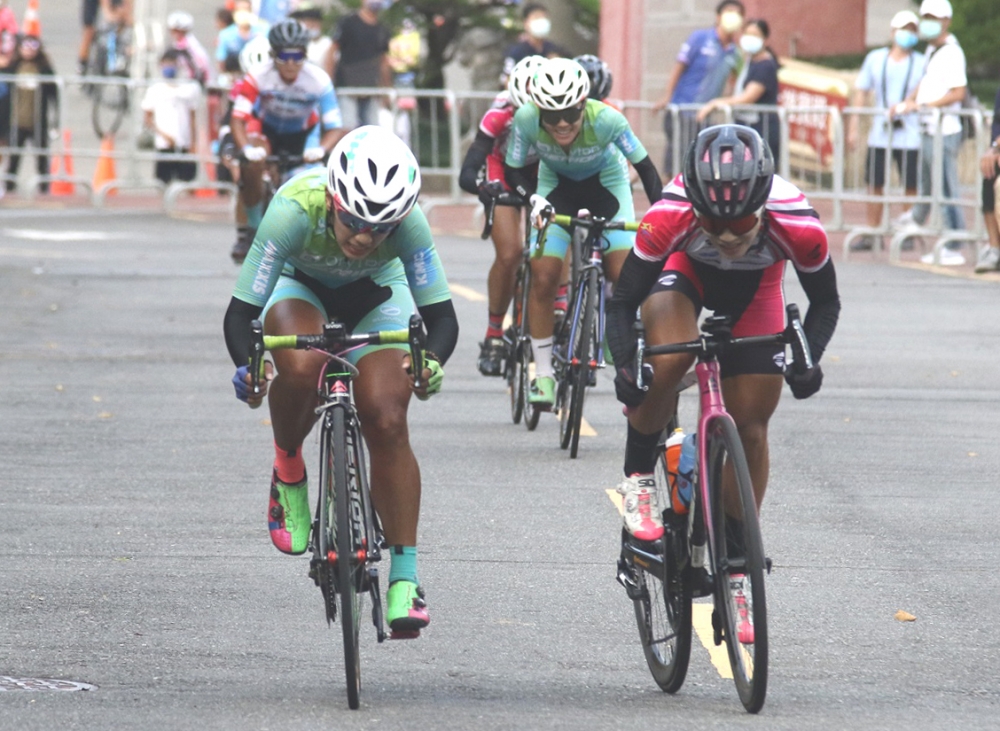 女子菁英組冠軍黃亭茵(左)與亞軍台中市大甲高中蕭美玉(右)不分軒輊。