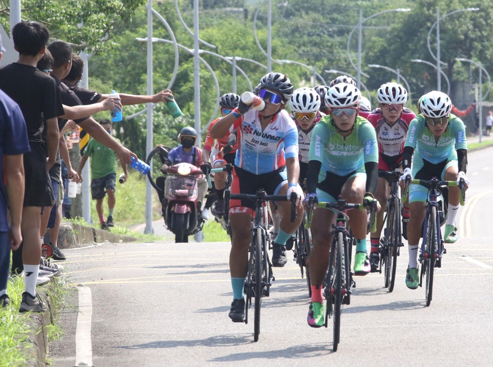 女子菁英組領先集團。
