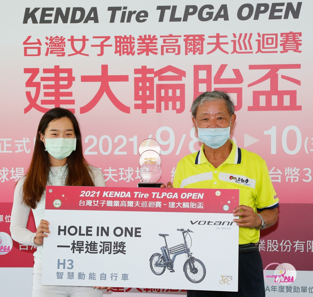 建大工業股份有限公司總裁楊銀明(右)抽獎，由職業選手溫娣獲得。