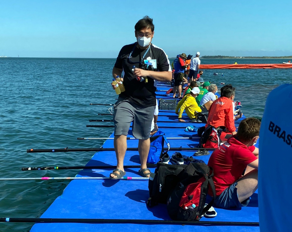 教練劉曜彰在餵食台上張羅補給。中華民國游泳協會/提供。