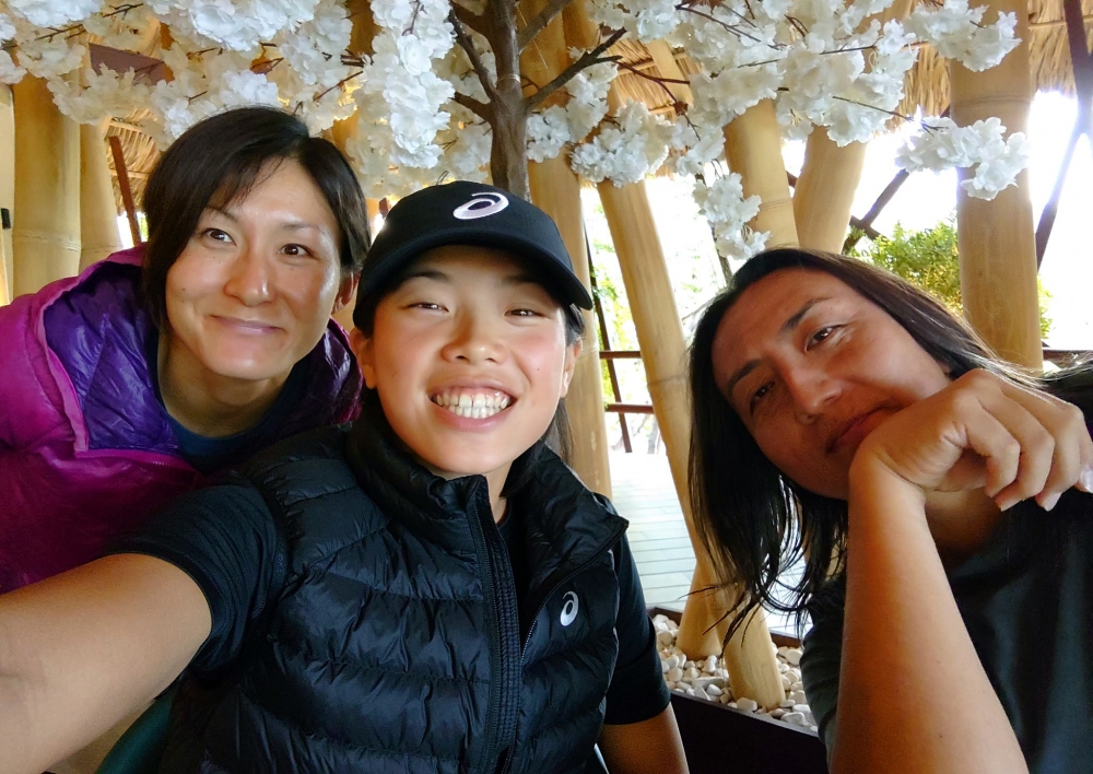 張綺文(中)與比過三次奧運的日本選手Ide Juri(左)和教練合影。