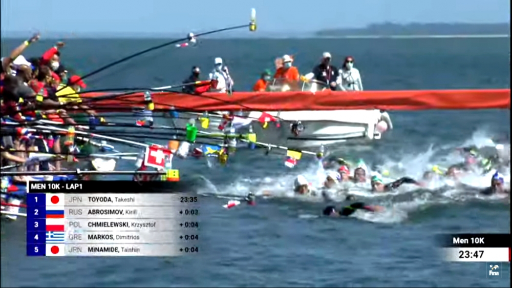 各隊教練在奧運馬拉松游泳資格賽中補給給選手。截圖自大會官網直播。