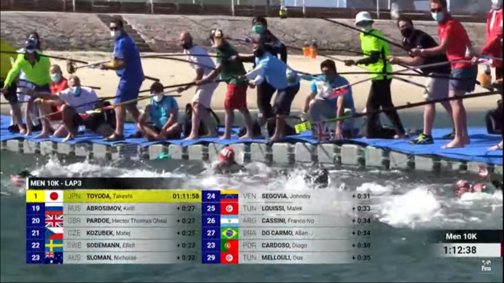 各隊教練在奧運馬拉松游泳資格賽中補給給選手。截圖自大會官網直播。