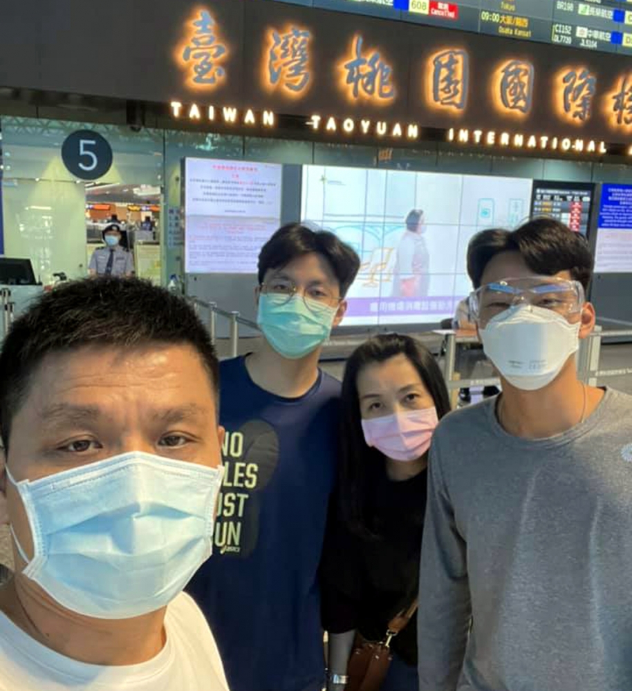 林南勳（右）今天搭機前往美國。林文龍／提供。