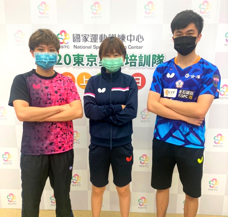 黃金混雙鄭怡靜、林昀儒和教練鄭佳奇（中）合照。國訓中心／提供。