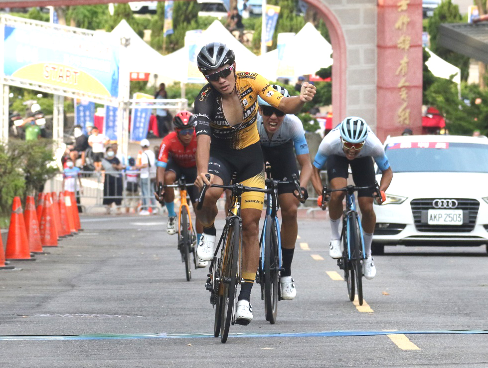 男子菁英組冠軍盧比安納高士特職業車隊彭源堂。