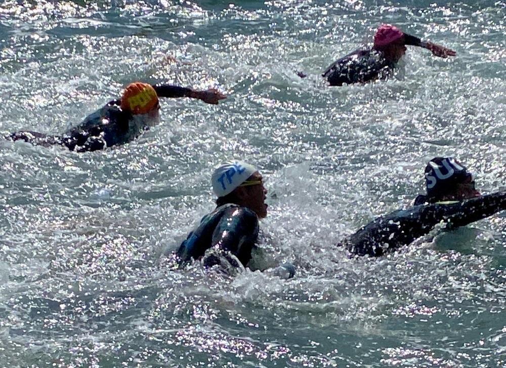 男子選手比賽過程中激烈的身體對抗,中為曾楷文。中華民國游泳協會/提供。