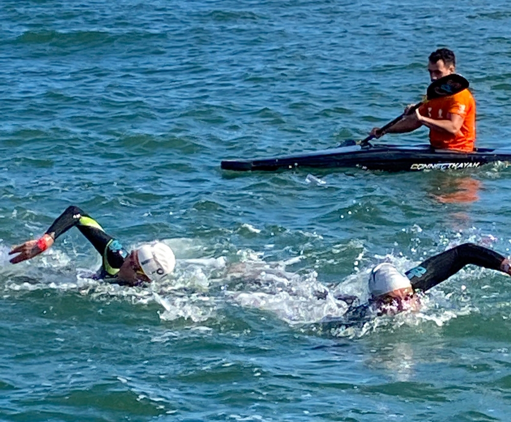 男子選手比賽過程中激烈的身體對抗,左為卓承齊。中華民國游泳協會/提供。