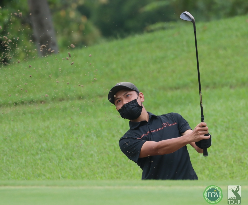 第一回合許閎軒66桿(-6)暫列第二。
