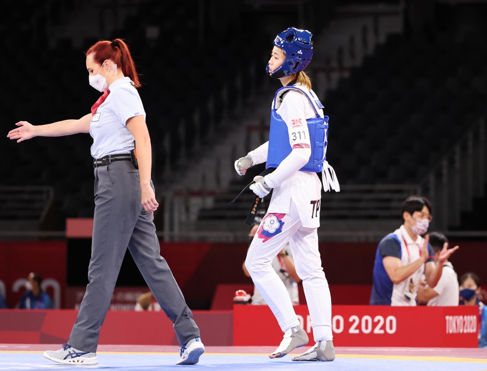 羅嘉翎（右）勇奪銅牌。體育署提供。