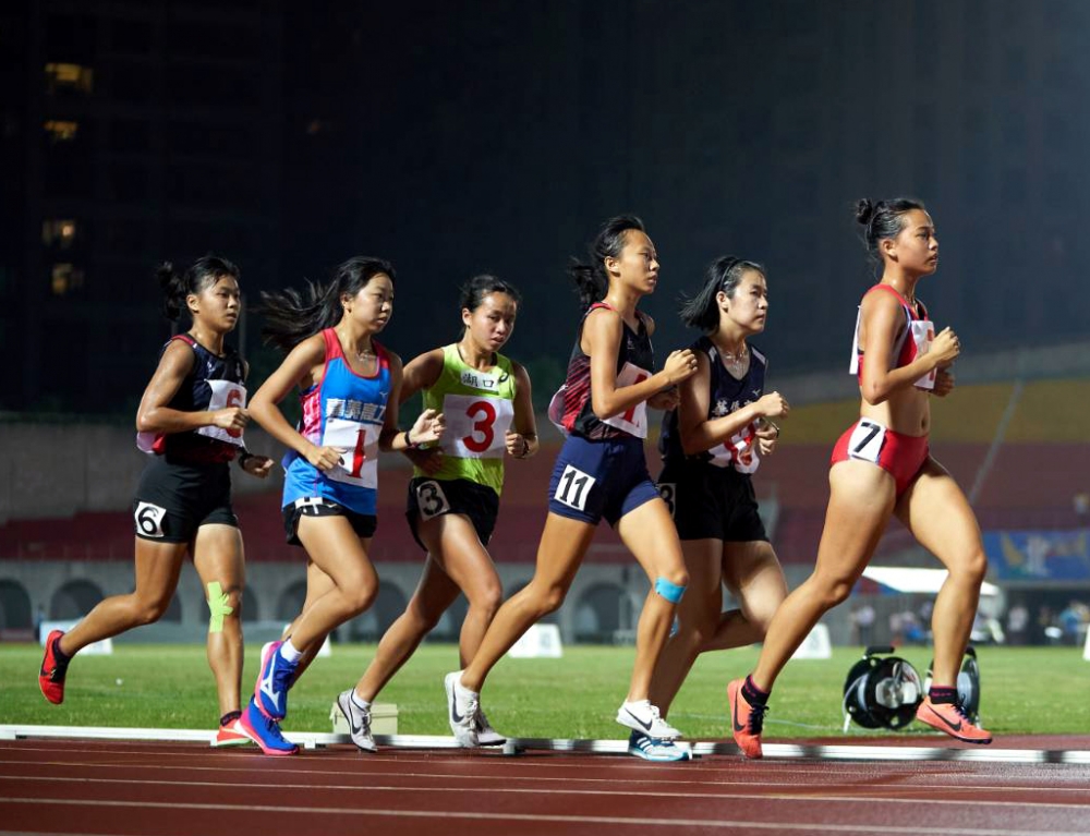 翁妤珊(前）。快門工／攝影。