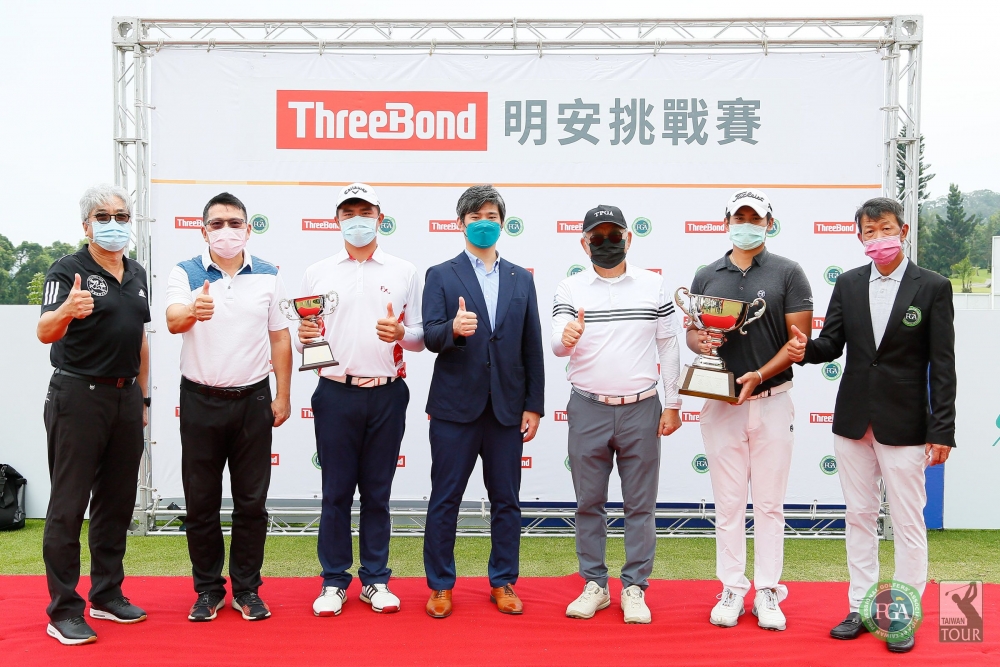 與會貴賓與冠軍合影。