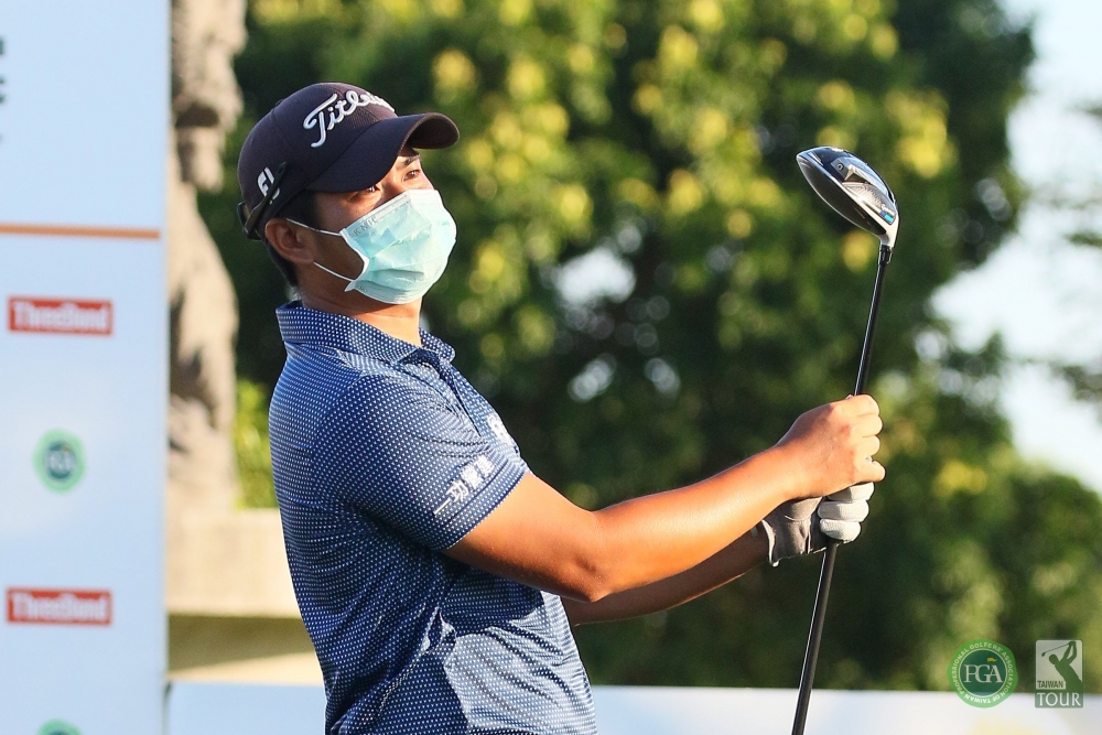 蔡宗佑首回合64桿(-8)，獲得由信誼高爾夫球場提供的破球場紀錄獎。葉勇宏／攝影。