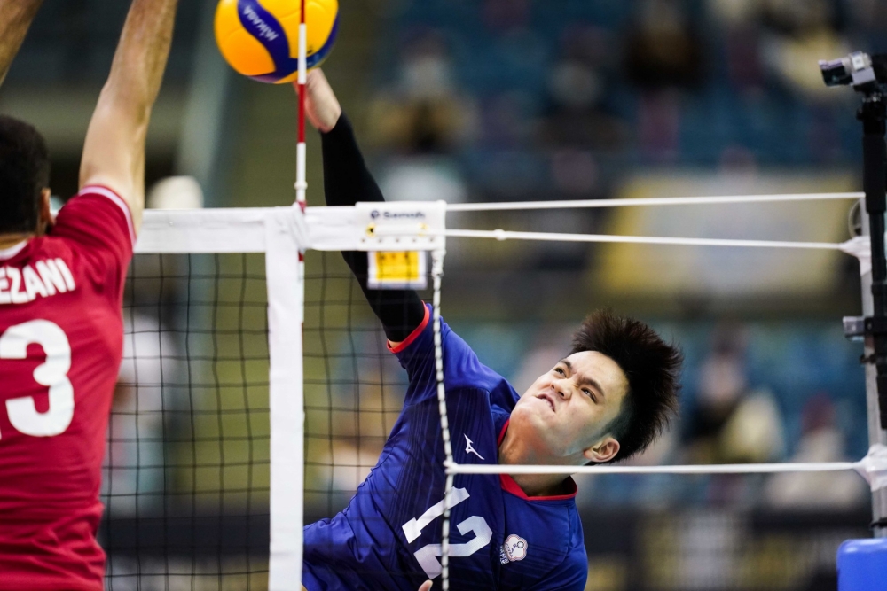 中華隊宋柏霆邊陲扣殺。亞排聯提供（下同）。