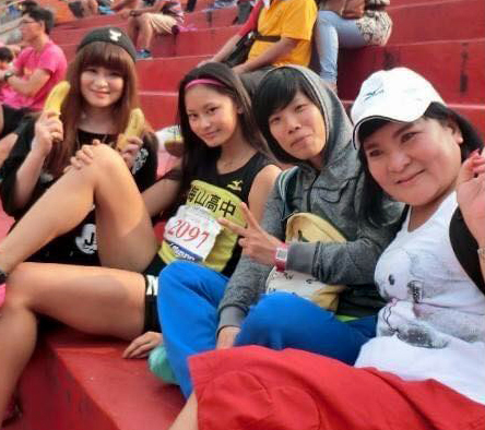 張瑜秦（左二）。張瑜秦／提供。