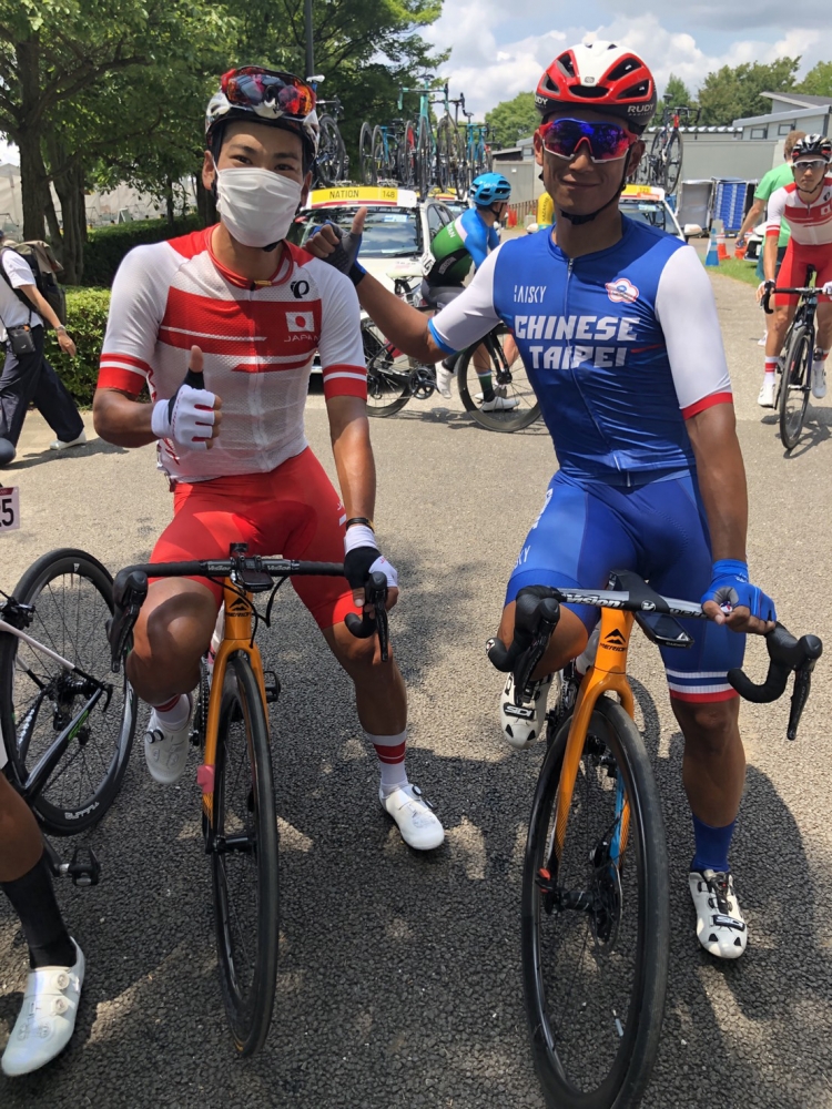 馮俊凱與同屬巴林勝利車隊的新城幸也賽前合影。林昆鴻教練提供。