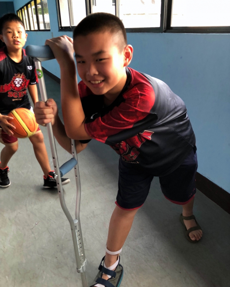 打躲避球不慎傷了腳踝,徹底失掉EBL的張益承拄枴杖隨隊。大會提供。