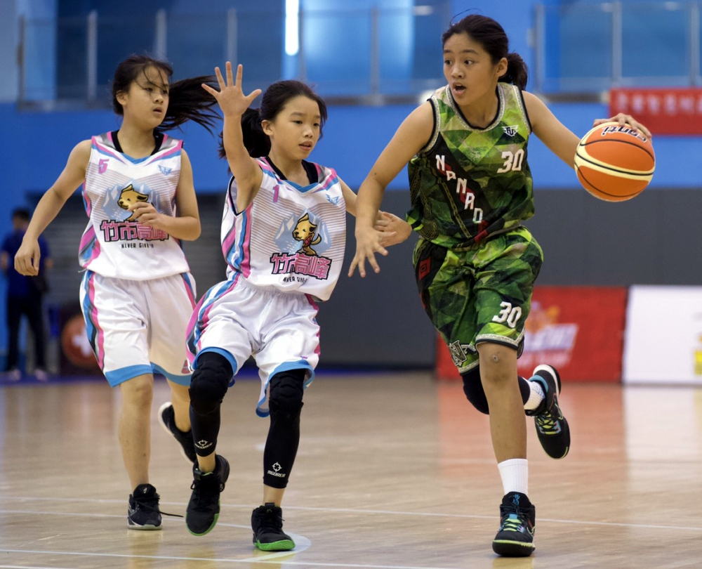 也著NBA勇士咖哩大神柯瑞「30」01戰袍的南澳女籃莊云晴運球突破高峰兩人夾擊。大會提供。