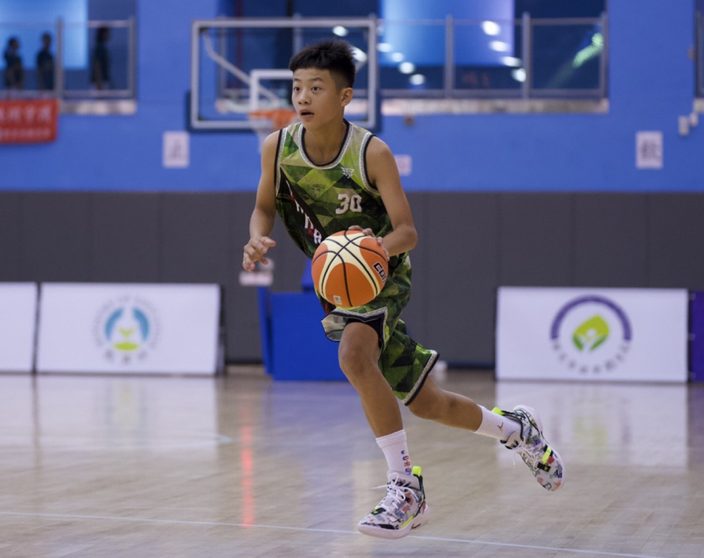 著NBA勇士咖哩大神柯瑞「30」戰袍的南澳男籃莊立安運球推進。大會提供。