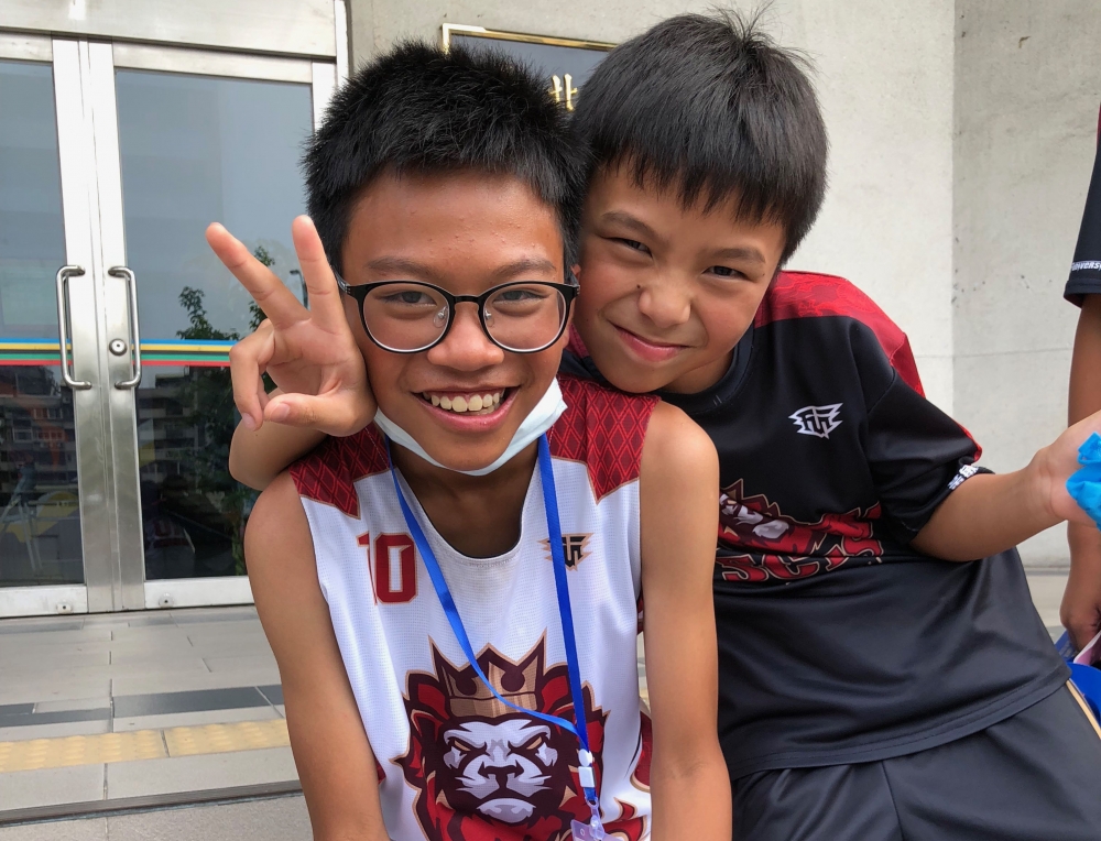 雙胞哥哥掛傷號,弟弟徐耀恩(左)落單,找小五隊長黃敏宸當「墊被」一起搞笑。大會提供。