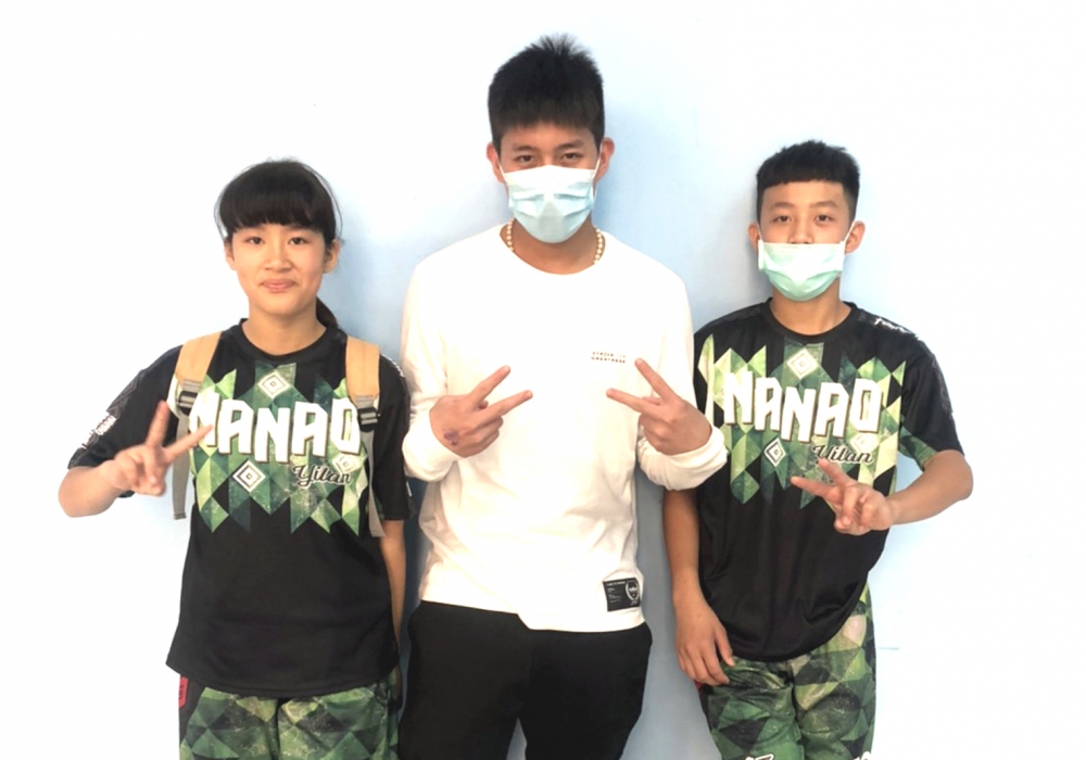 HBL光復「雙槍」莊朝勝（中）挺母校南澳及弟弟莊立安（右）妹妹莊云晴（左）。大會提供。