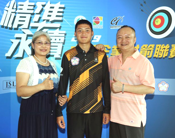 湯智鈞雙親很支持他練射箭。林嘉欣／攝影。