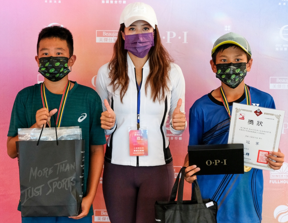 美傑仕集團副董事長陳美彤頒獎予冠軍歐子毅（左）、亞軍楊庭禾（右）。（圖／海碩整合行銷提供）