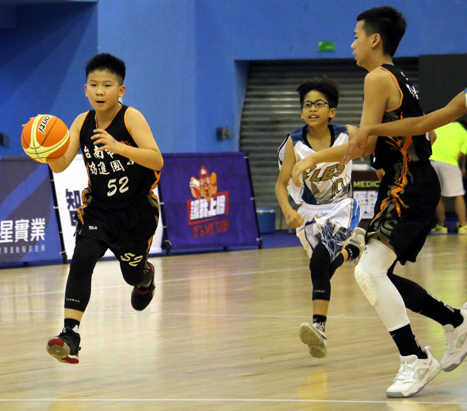 協進賴炘邦運球推進。大會提供。