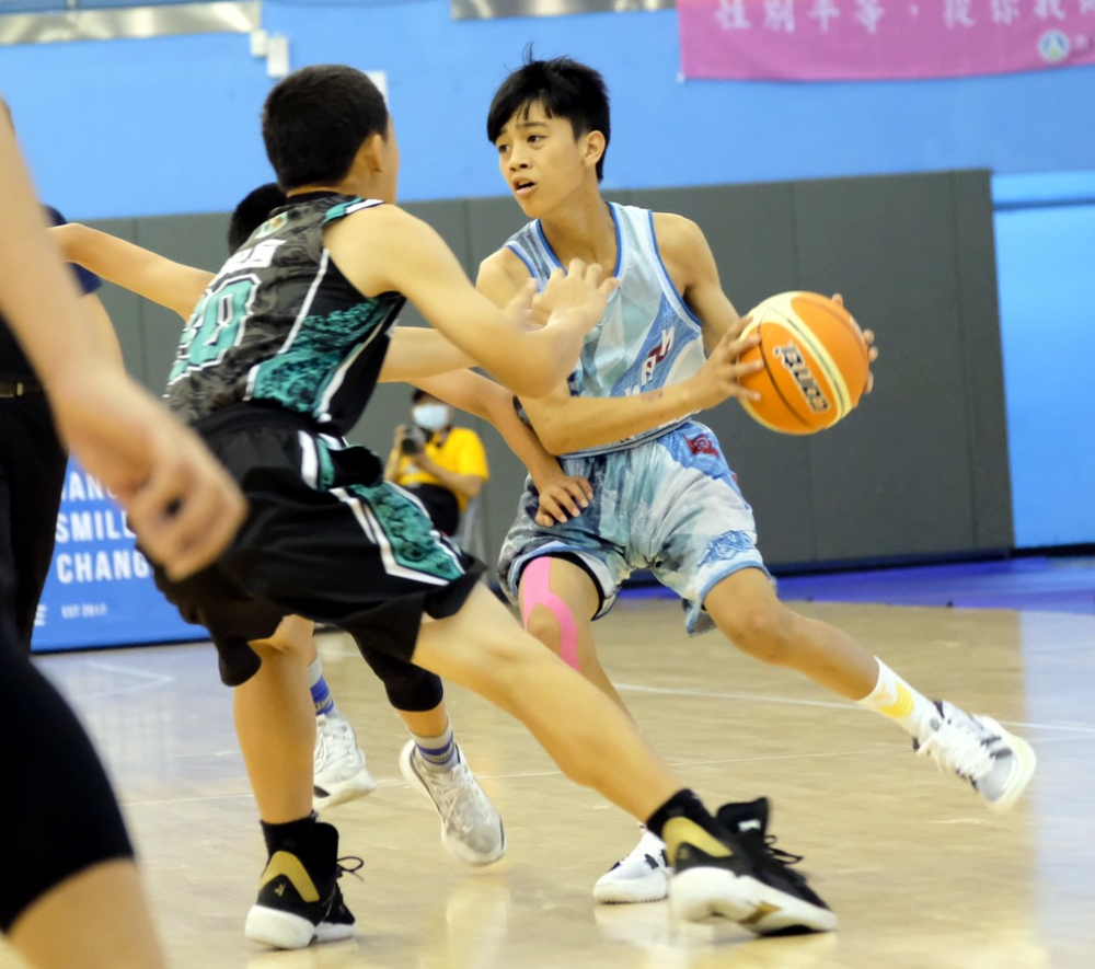 南澳持球突破，立新硬不給過。大會提供。