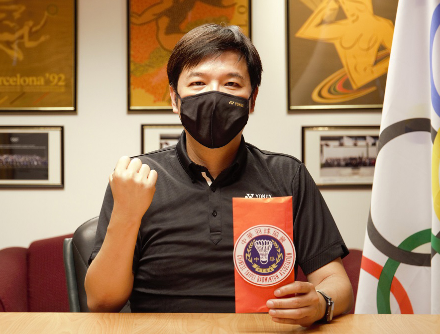 中華羽協理事長張國祚代表協會致贈加菜金。羽球協會／提供。