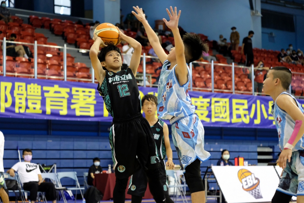 宜蘭南澳對中市立新攻防激烈。大會提供。