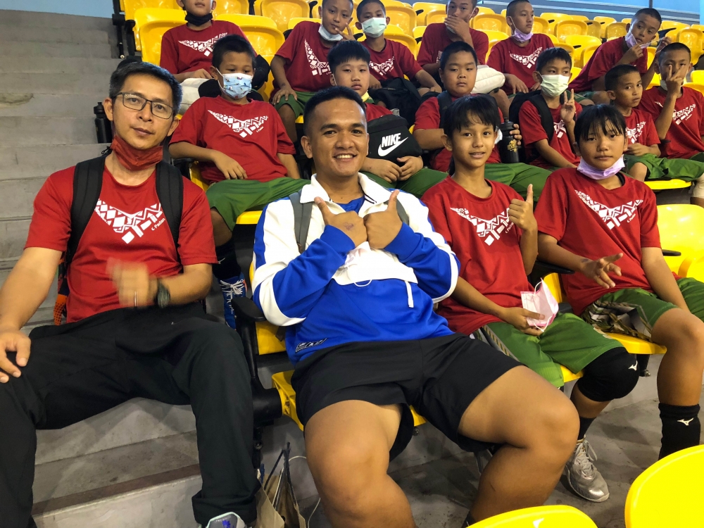 巴楠男籃教練檔王明華（左起）、劉國榮與萬綠中兩點紅女將伍燕琳、柯薾媛。大會提供。