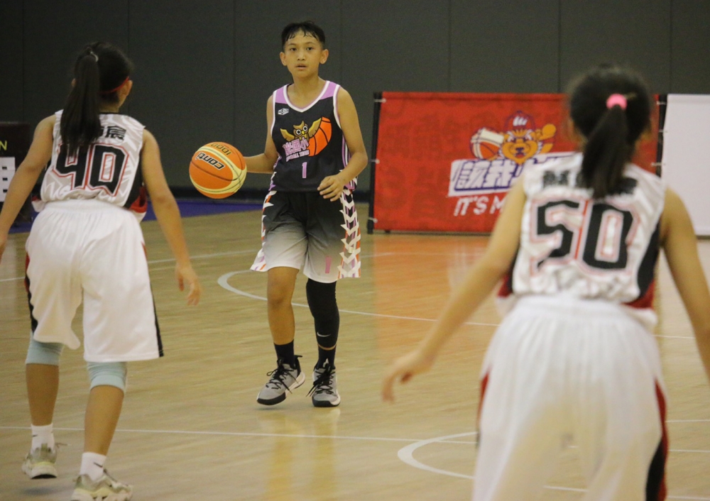 攻下8分的南投南光女籃控衛李婕心運球伺機突破高市華山防線。大會提供。