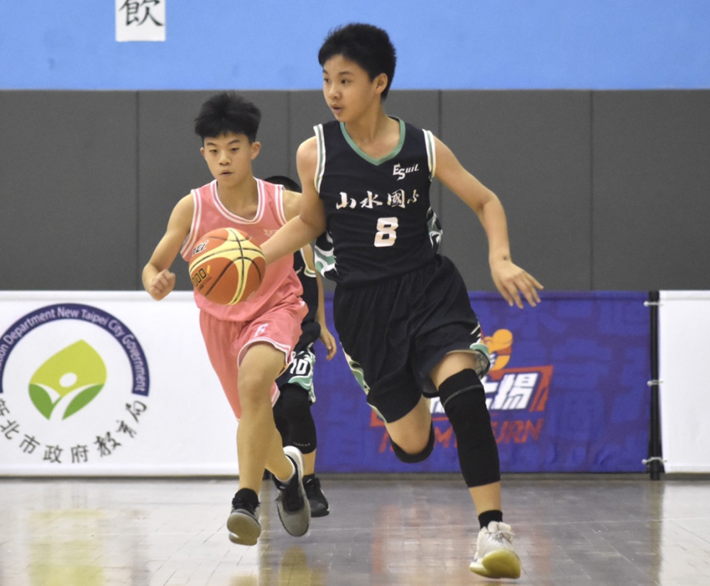 攻下8分的澎湖山水國小蔡冠弘運球推進。大會提供。