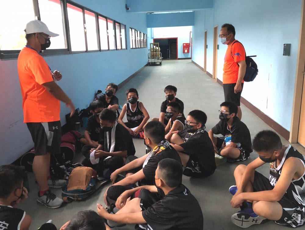 明廉險中求勝，教練賽後精神講話。大會提供。