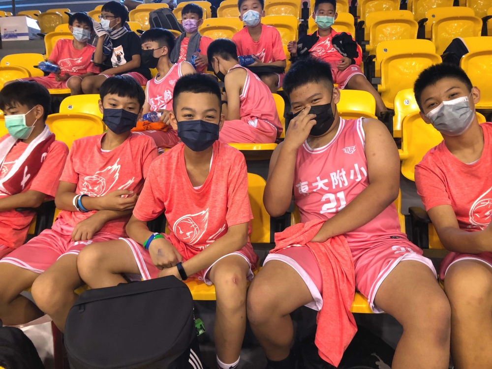 東大附小主力一字排開鍾秉翰（左起）、胡陳威愷、董沛亨、楊秉濠、張晟。大會提供。