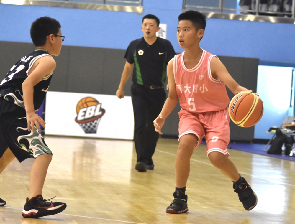 東大附小林恆亦運球伺機突破。大會提供。
