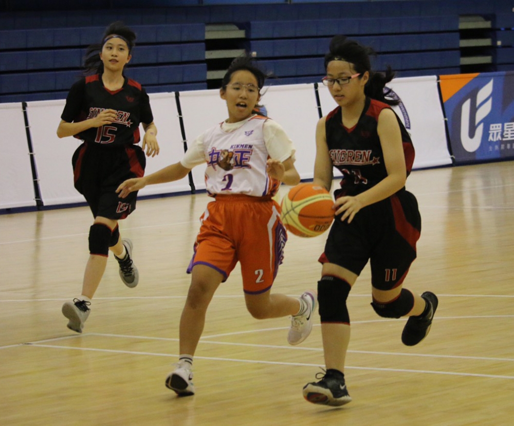 桃園興仁許宥婷（右）運球推進、金門中正李珮庭貼身防守。大會提供。