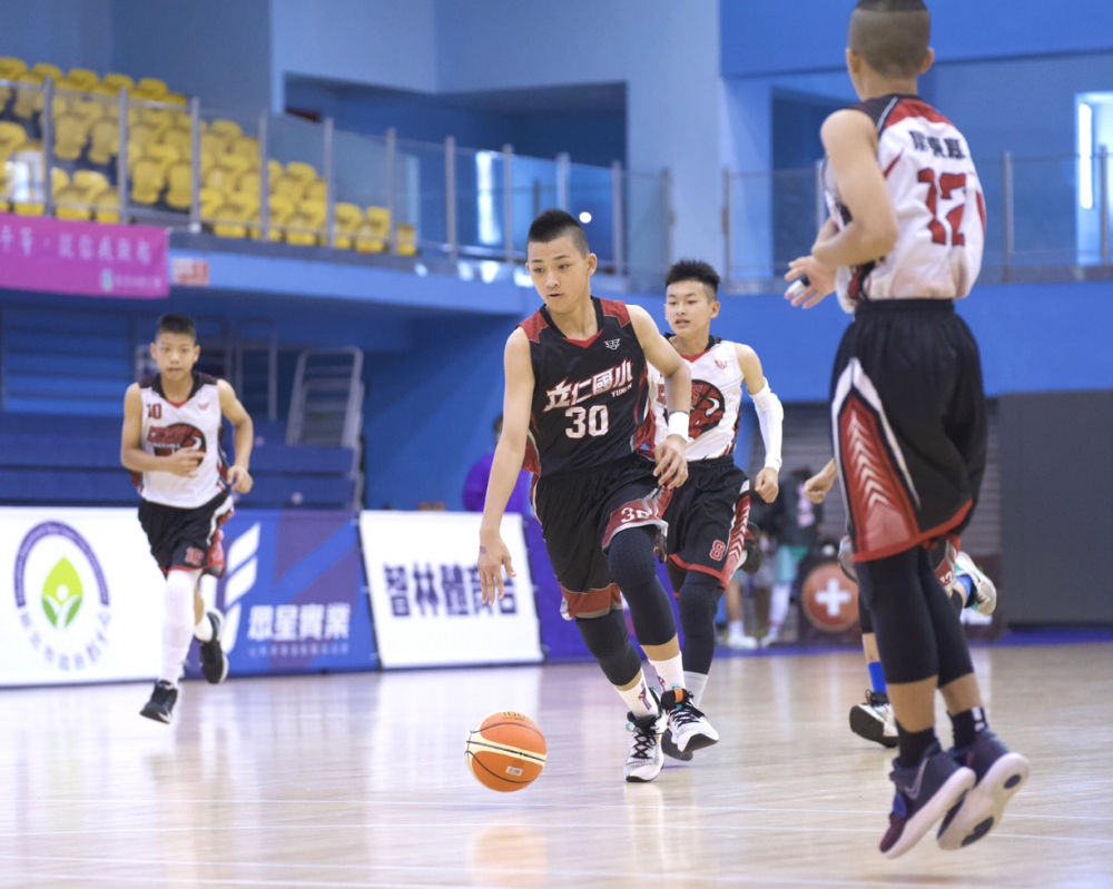 潮州四人包夾立仁林冠佑（中）。大會提供。