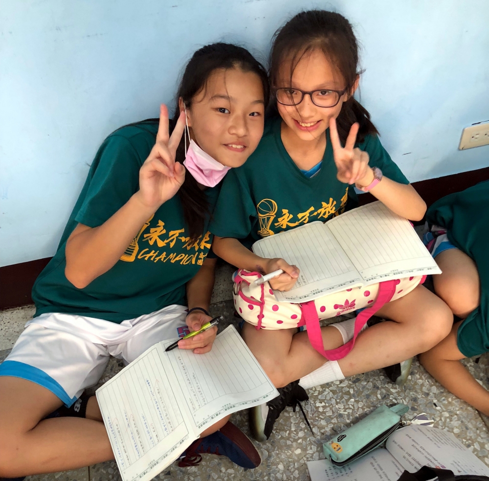 球霸黃聖雅（左）、學霸王子誼（右）是高峰國小雙「麻吉」。大會提供。