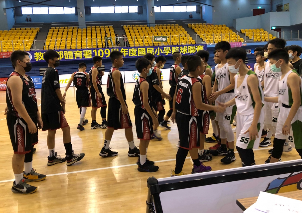 男生組最後一場32強賽私立復興對屏東潮州結束雙方握手致意後，13 日起比賽將暫緩。大會提供。