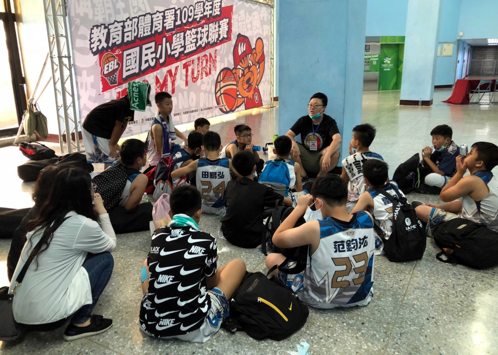 芎林4連勝搶晉16強未砸竹縣第一招牌，賽後席地溝通。大會提供。