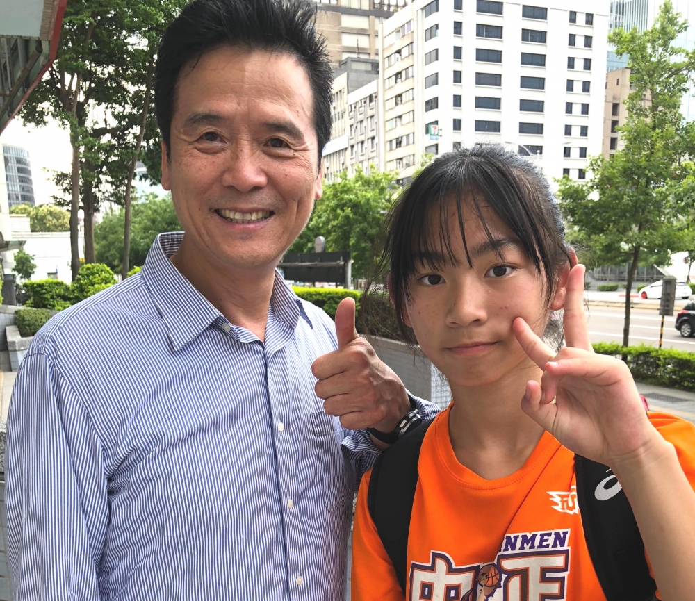 金門中正女籃黃子恩的爺爺黃俊豪，準備讓小孫女有個最難忘的生日趴、畢業禮。大會提供。