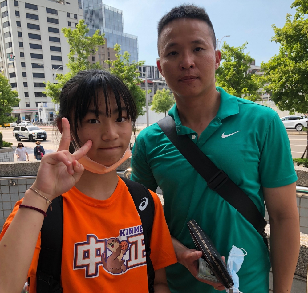 金門中正女籃黃子恩與教練「金門女婿」洪國榮。大會提供。